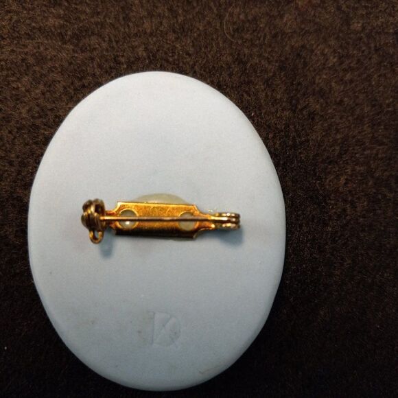 Sitting Guardian Angel Ceramic Cameo - Picture 2 of 4